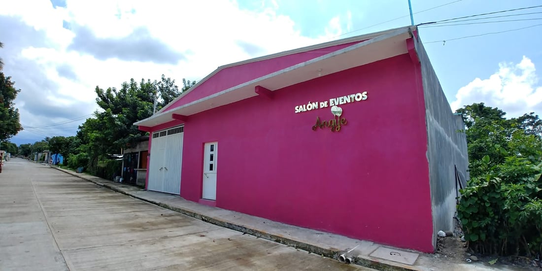 Fachada rosa del Salón de Eventos Angye en Cacahoatán