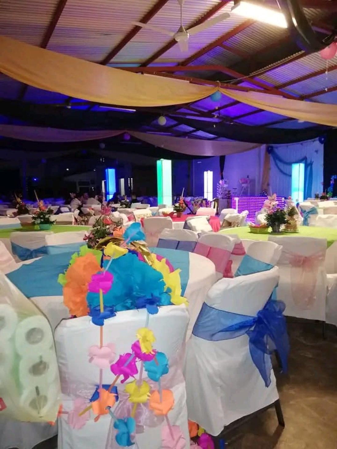 Sillas montadas en un evento nocturno en el salón